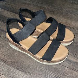 Universal thread platform sandals